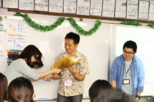 会員の神田さんへは感謝の花束が送られました。